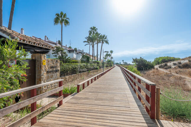 Piso en venta en la urbanización frente al mar Bahía de Marbella, Marbella Este