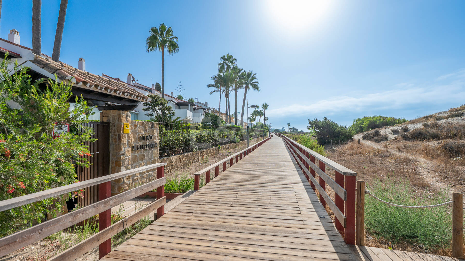 Piso en venta en la urbanización frente al mar Bahía de Marbella, Marbella Este