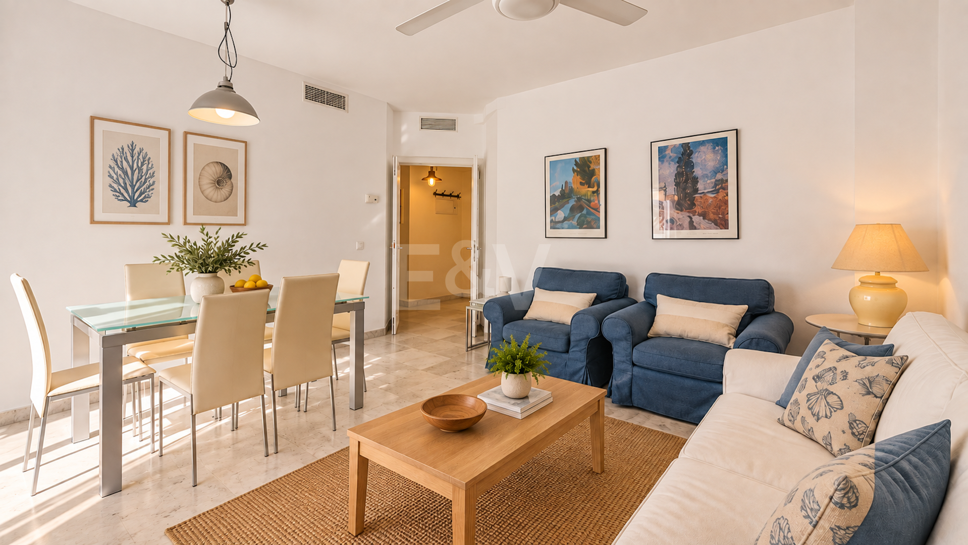 Piso en venta en la urbanización frente al mar Bahía de Marbella, Marbella Este