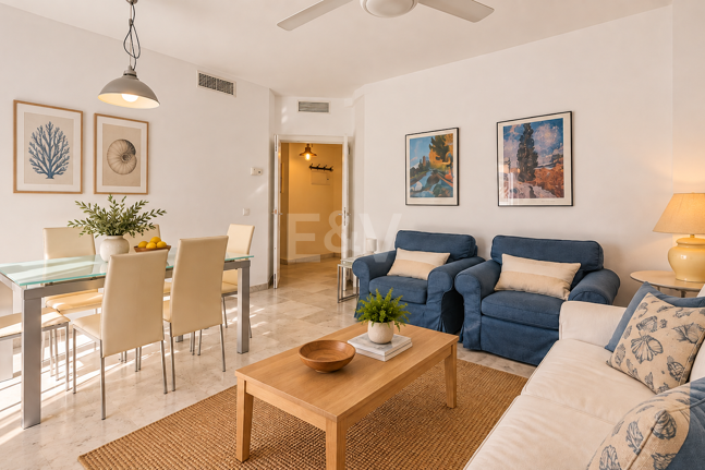 Piso en venta en la urbanización frente al mar Bahía de Marbella, Marbella Este