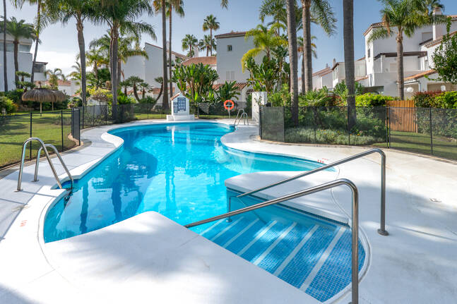 Piso en venta en la urbanización frente al mar Bahía de Marbella, Marbella Este