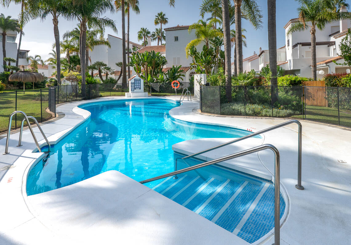 Piso en venta en la urbanización frente al mar Bahía de Marbella, Marbella Este