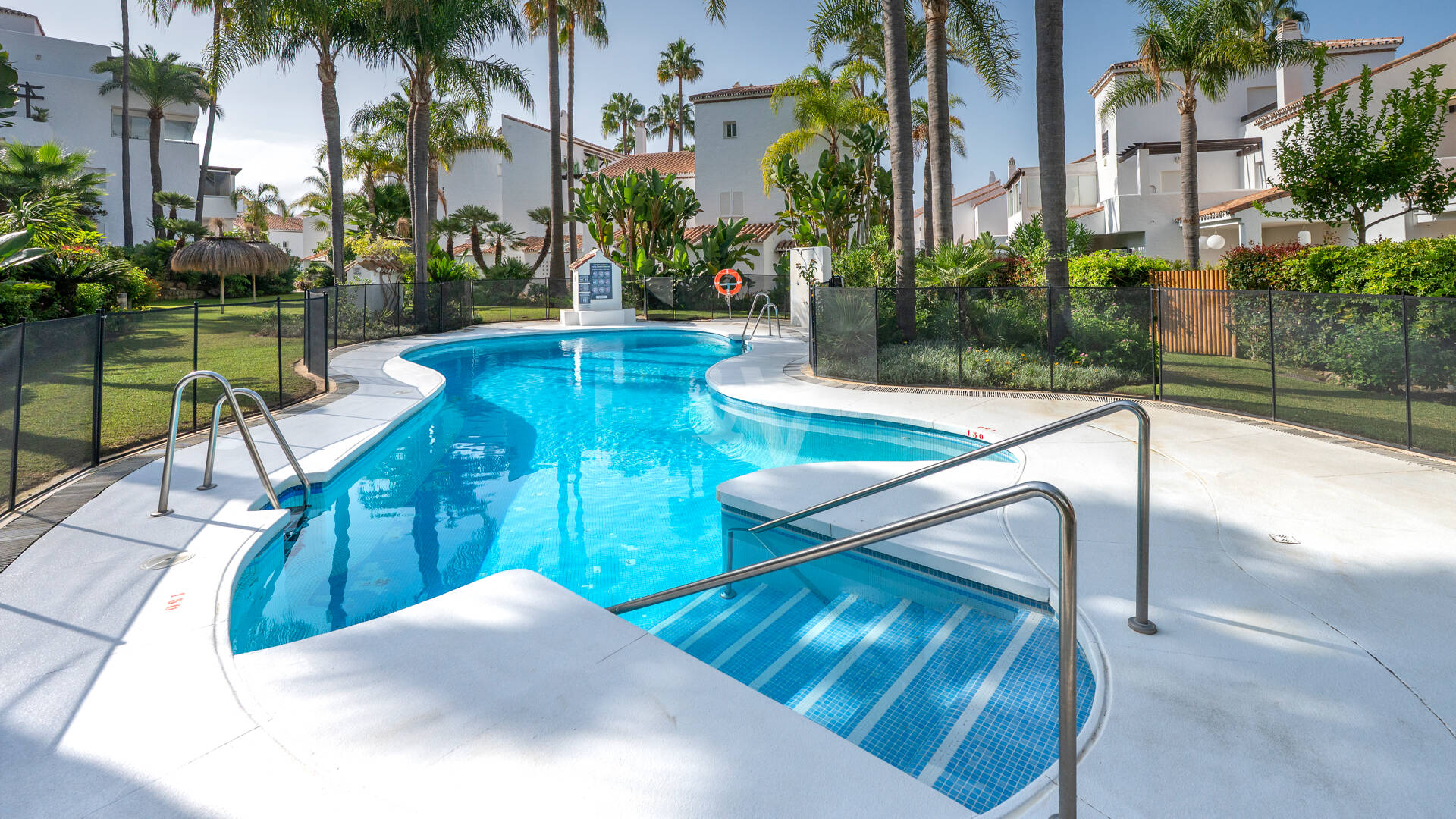 Piso en venta en la urbanización frente al mar Bahía de Marbella, Marbella Este