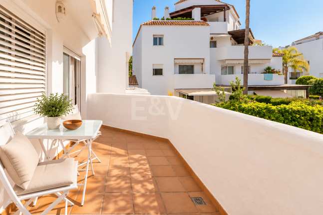 Piso en venta en la urbanización frente al mar Bahía de Marbella, Marbella Este