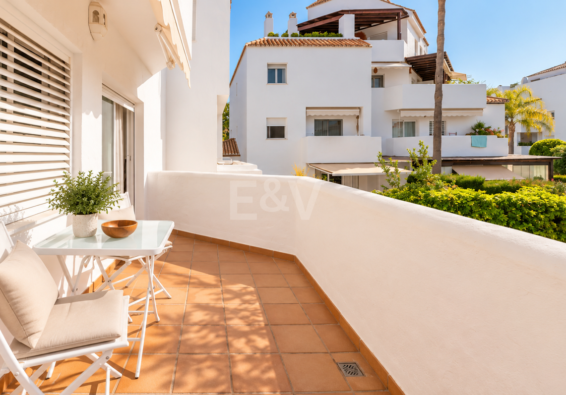 Piso en venta en la urbanización frente al mar Bahía de Marbella, Marbella Este