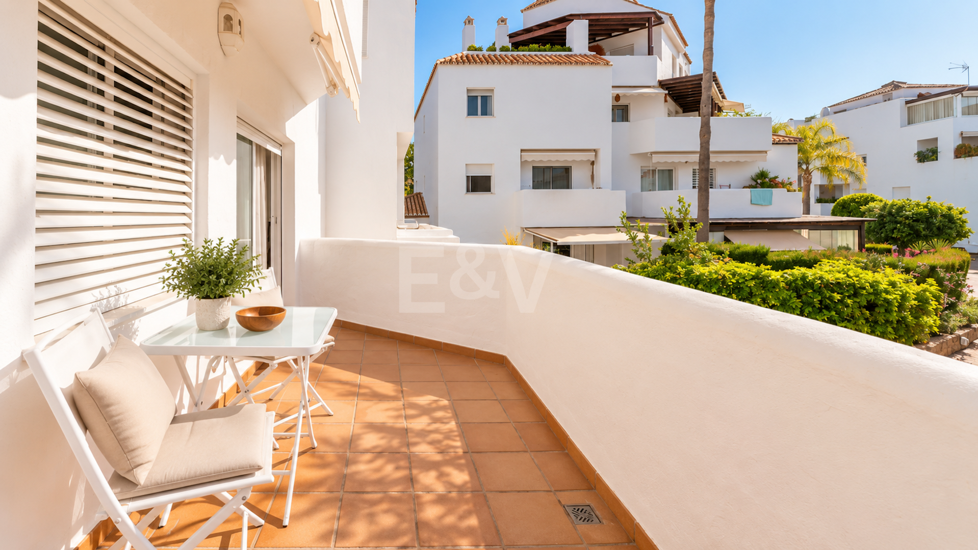 Piso en venta en la urbanización frente al mar Bahía de Marbella, Marbella Este