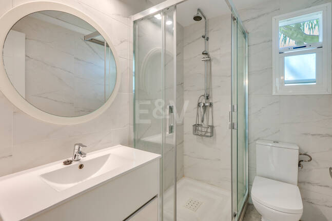 Piso en venta en la urbanización frente al mar Bahía de Marbella, Marbella Este