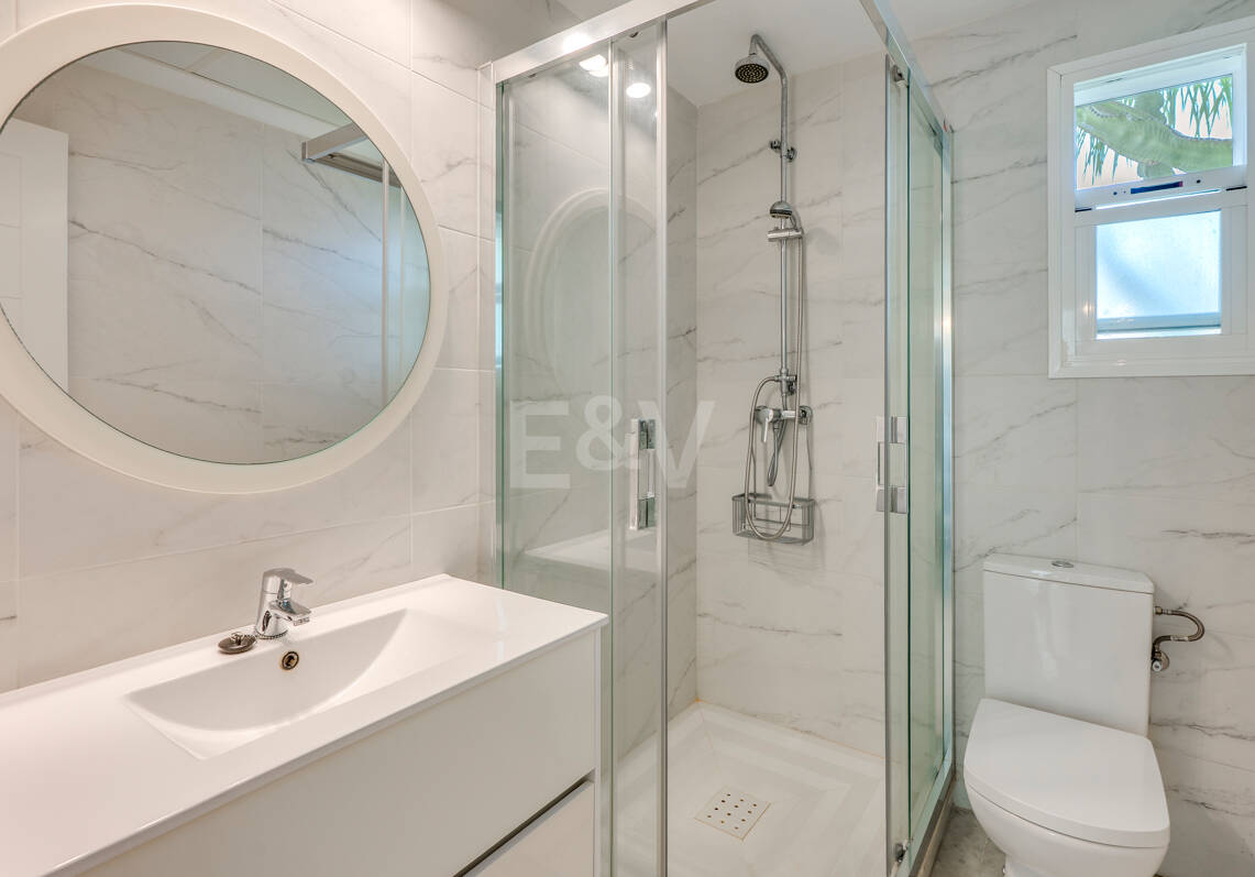 Piso en venta en la urbanización frente al mar Bahía de Marbella, Marbella Este