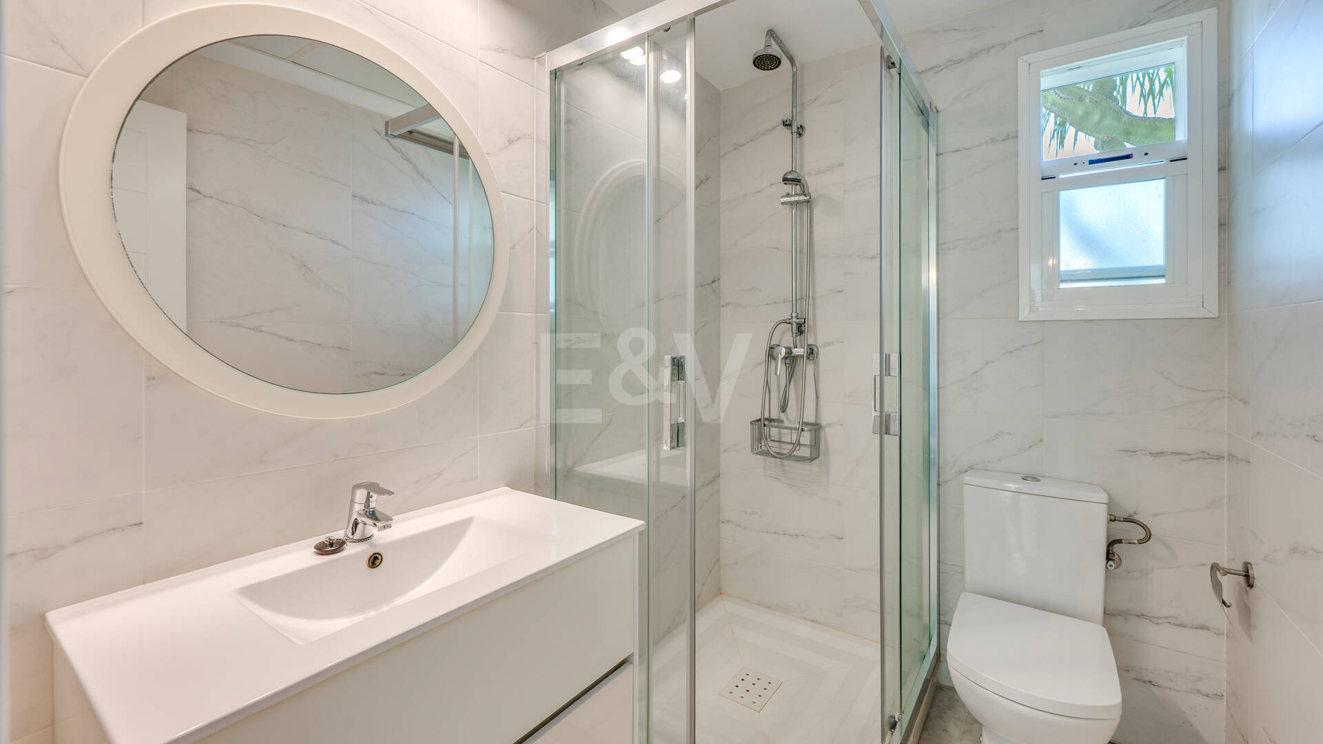 Piso en venta en la urbanización frente al mar Bahía de Marbella, Marbella Este