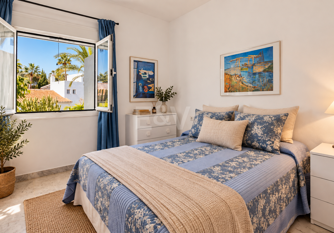 Piso en venta en la urbanización frente al mar Bahía de Marbella, Marbella Este