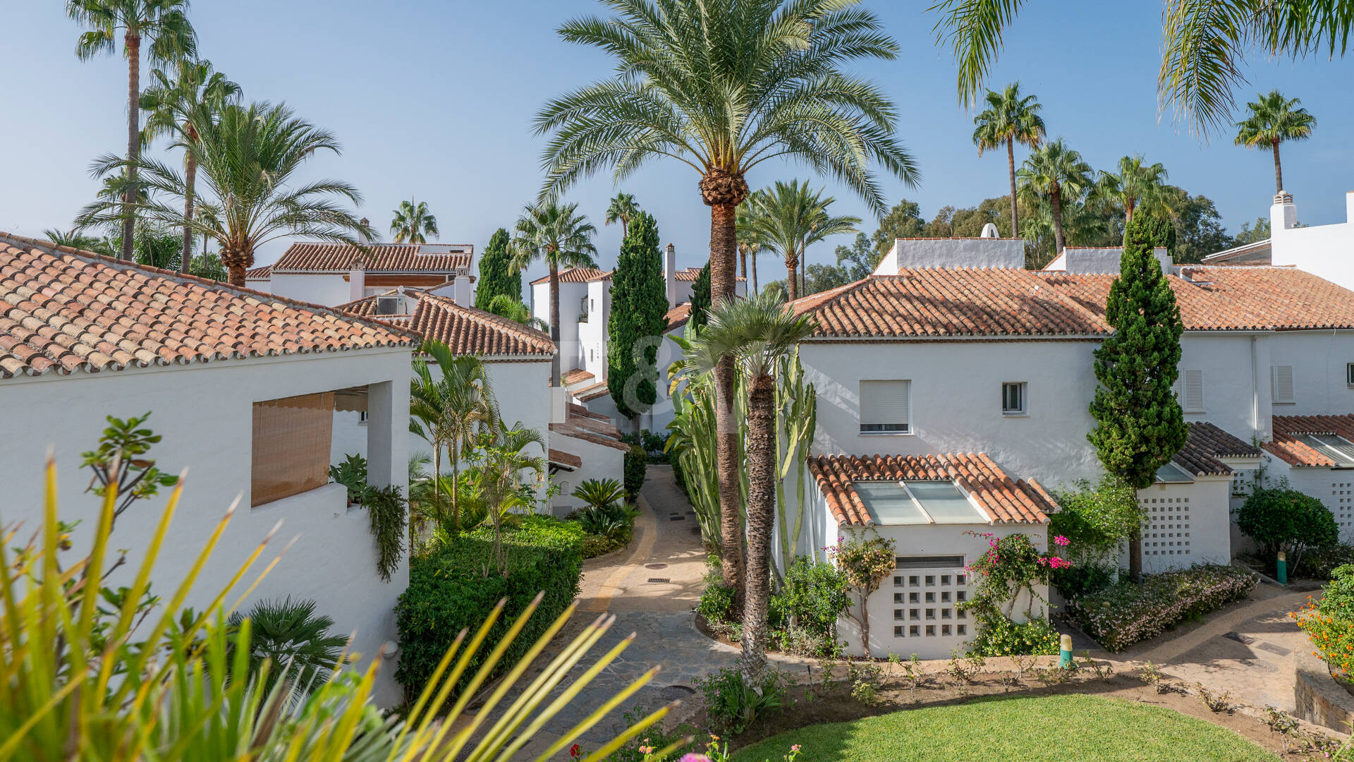 Piso en venta en la urbanización frente al mar Bahía de Marbella, Marbella Este