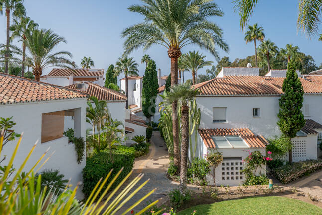 Piso en venta en la urbanización frente al mar Bahía de Marbella, Marbella Este