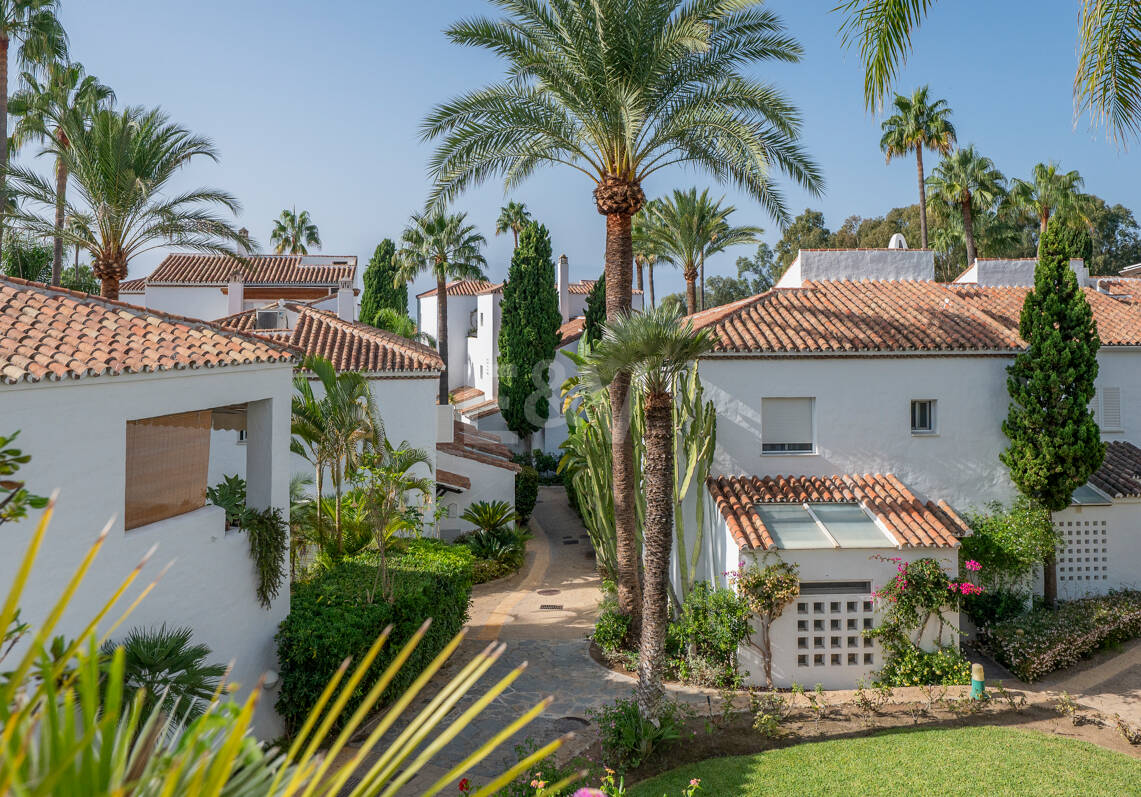 Piso en venta en la urbanización frente al mar Bahía de Marbella, Marbella Este