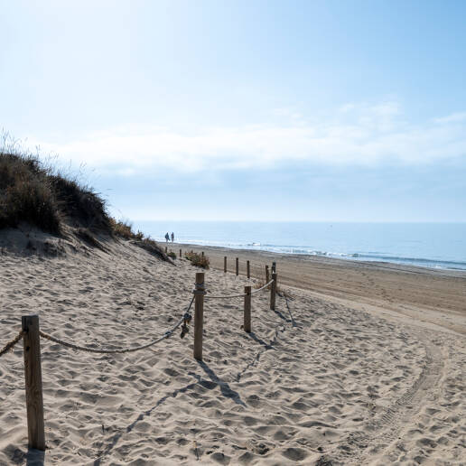 Piso en venta en la urbanización frente al mar Bahía de Marbella, Marbella Este