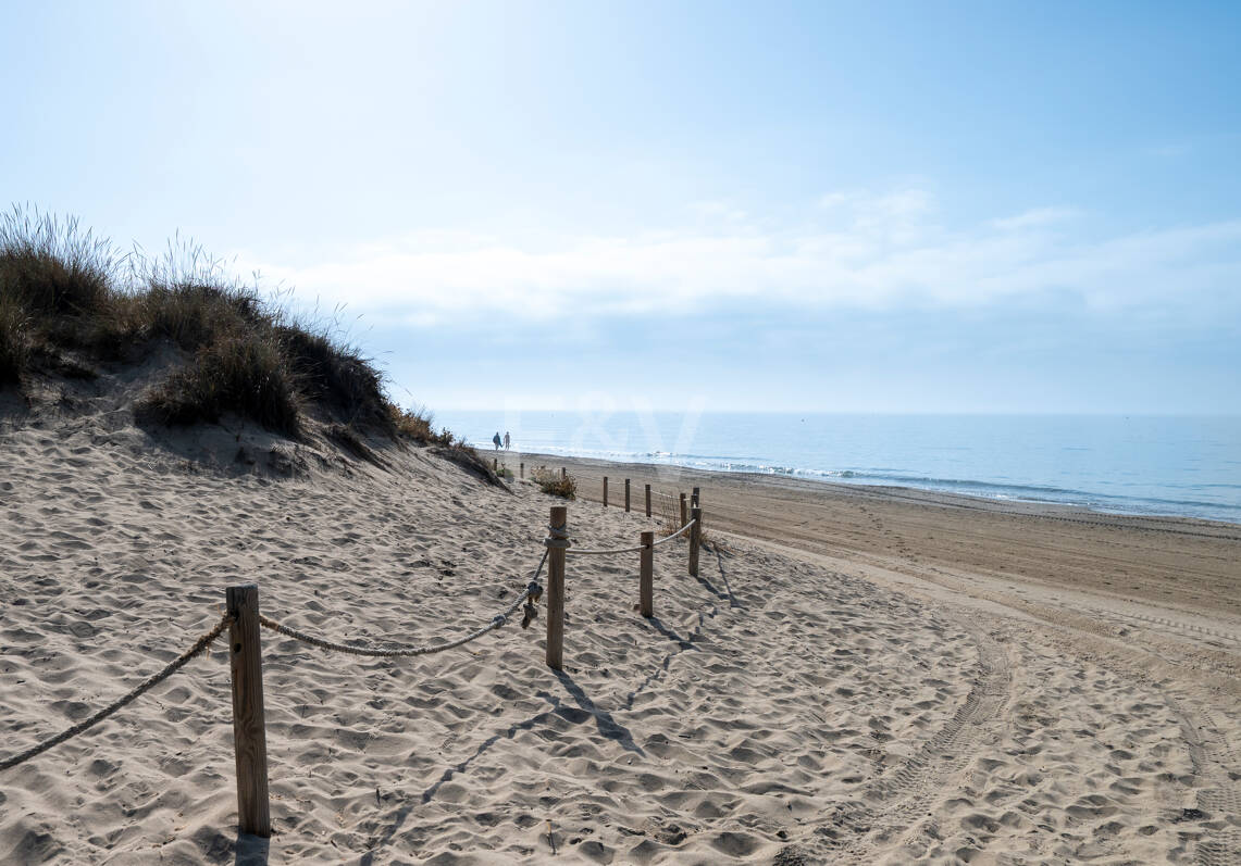 Piso en venta en la urbanización frente al mar Bahía de Marbella, Marbella Este