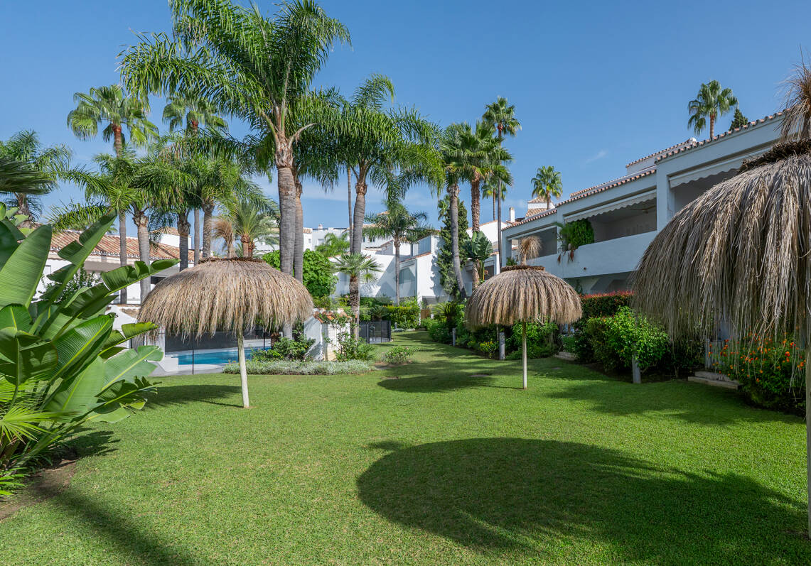 Piso en venta en la urbanización frente al mar Bahía de Marbella, Marbella Este