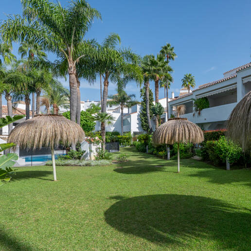 Piso en venta en la urbanización frente al mar Bahía de Marbella, Marbella Este