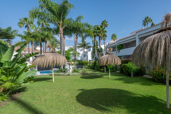 Piso en venta en la urbanización frente al mar Bahía de Marbella, Marbella Este
