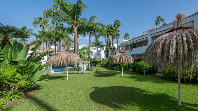 Piso en venta en la urbanización frente al mar Bahía de Marbella, Marbella Este