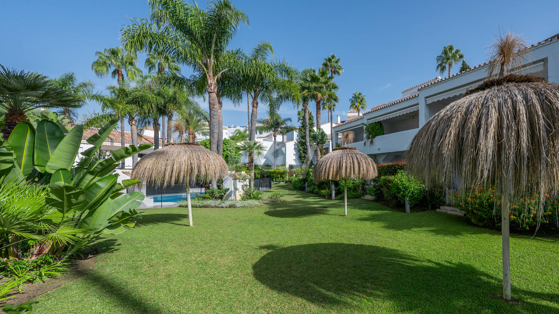 Piso en venta en la urbanización frente al mar Bahía de Marbella, Marbella Este