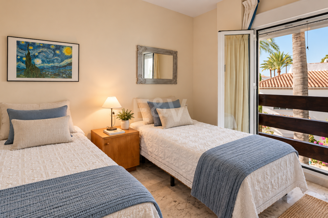 Piso en venta en la urbanización frente al mar Bahía de Marbella, Marbella Este