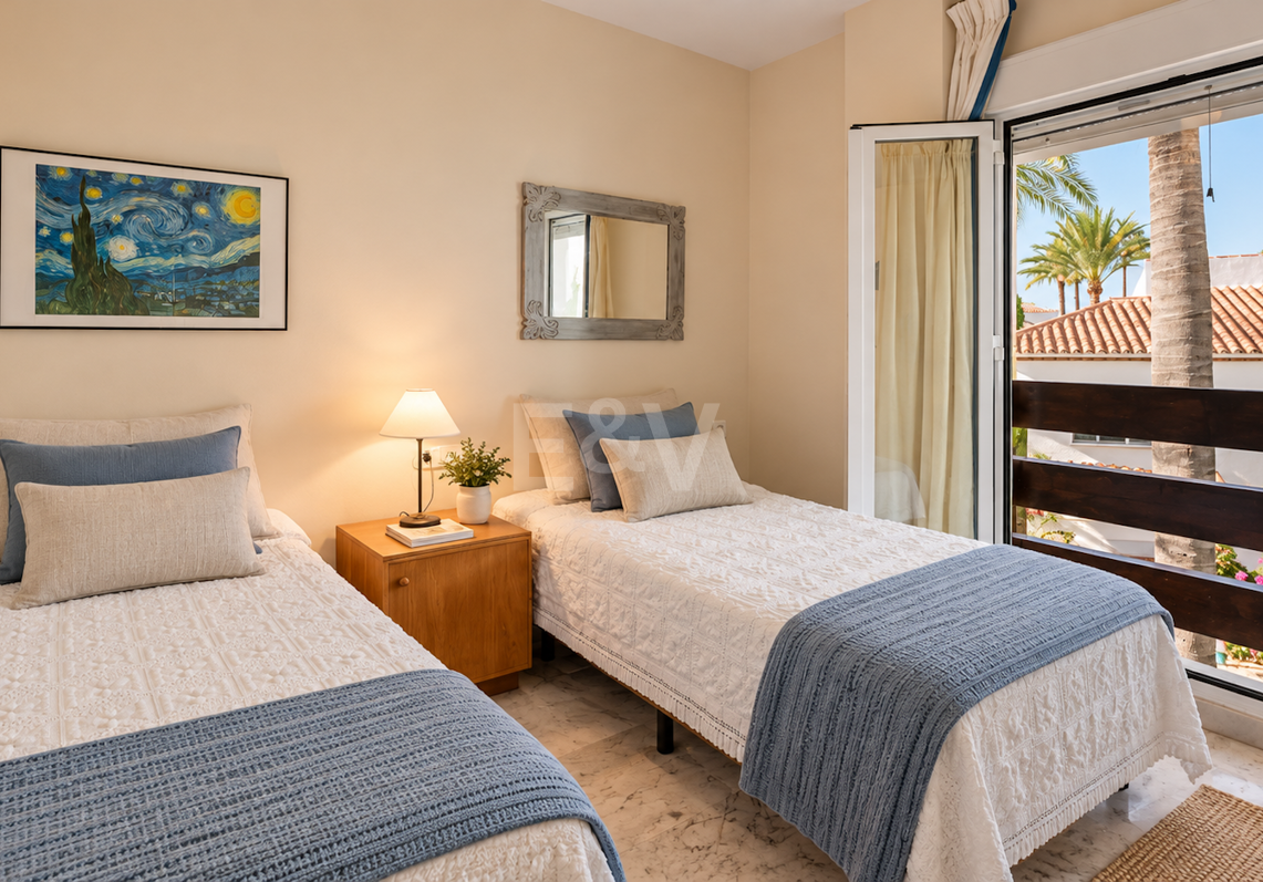 Piso en venta en la urbanización frente al mar Bahía de Marbella, Marbella Este