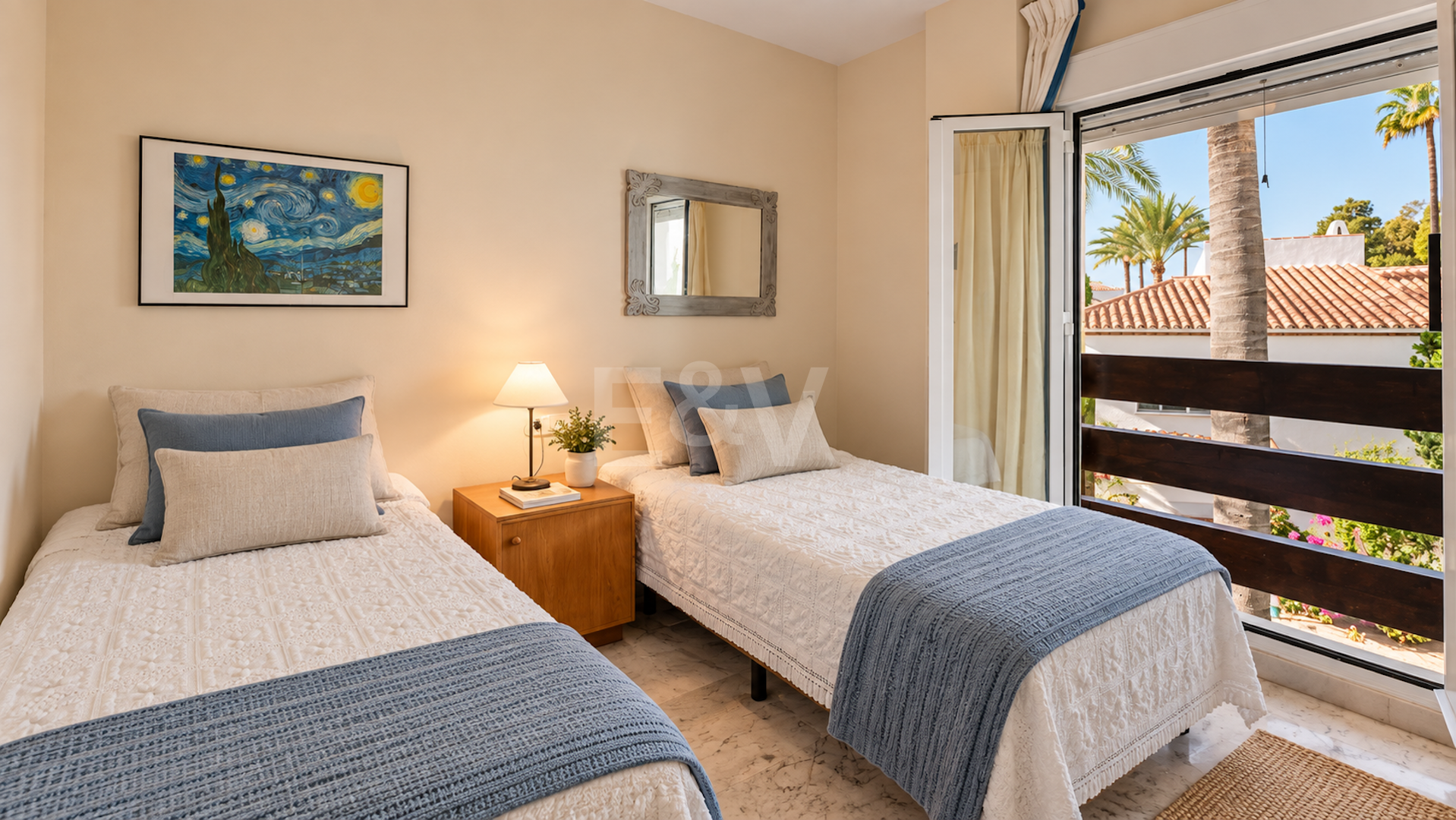Piso en venta en la urbanización frente al mar Bahía de Marbella, Marbella Este