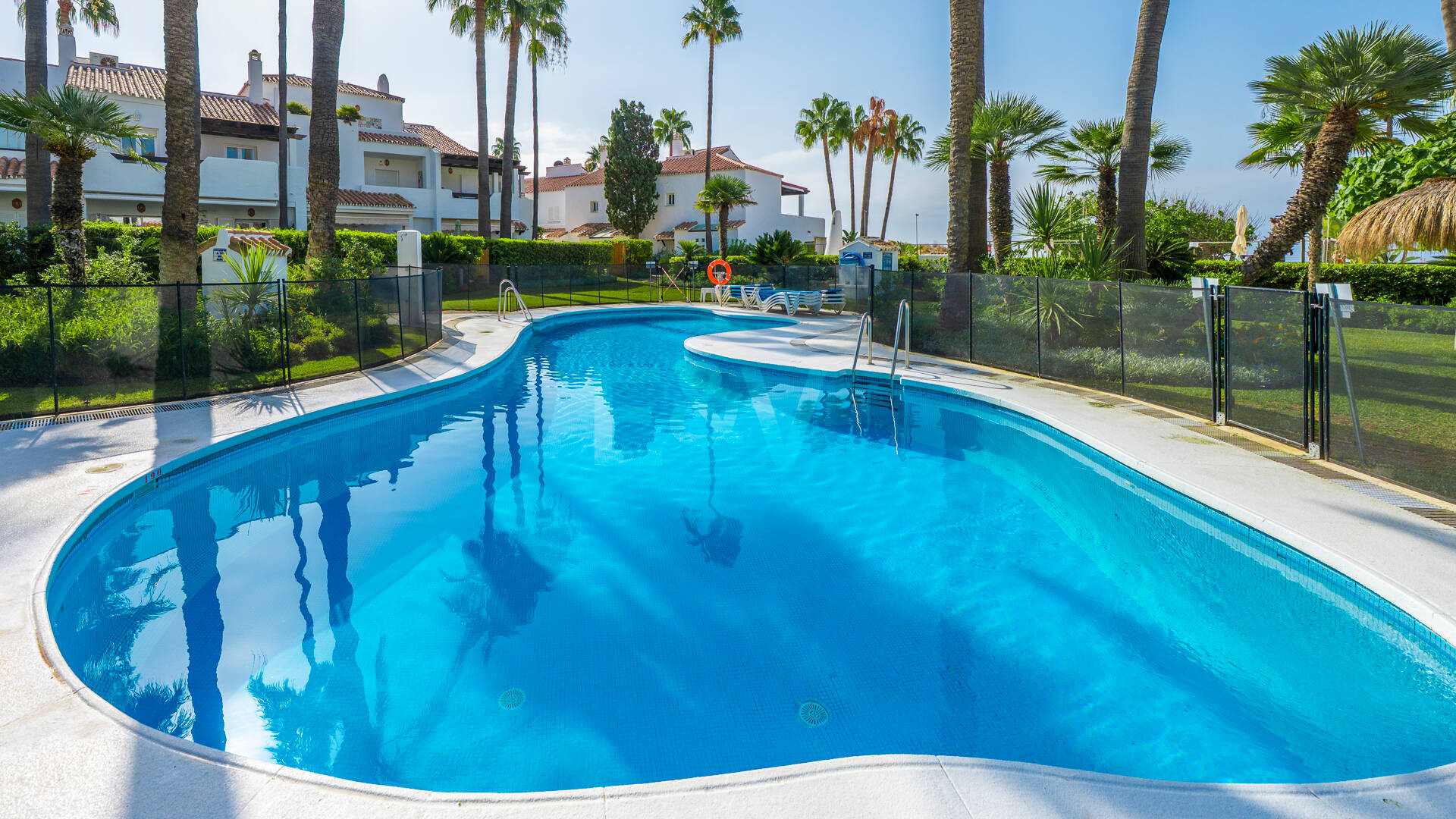 Piso en venta en la urbanización frente al mar Bahía de Marbella, Marbella Este