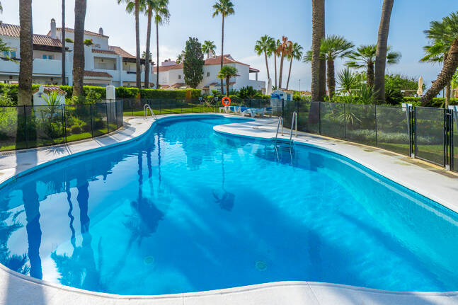 Piso en venta en la urbanización frente al mar Bahía de Marbella, Marbella Este