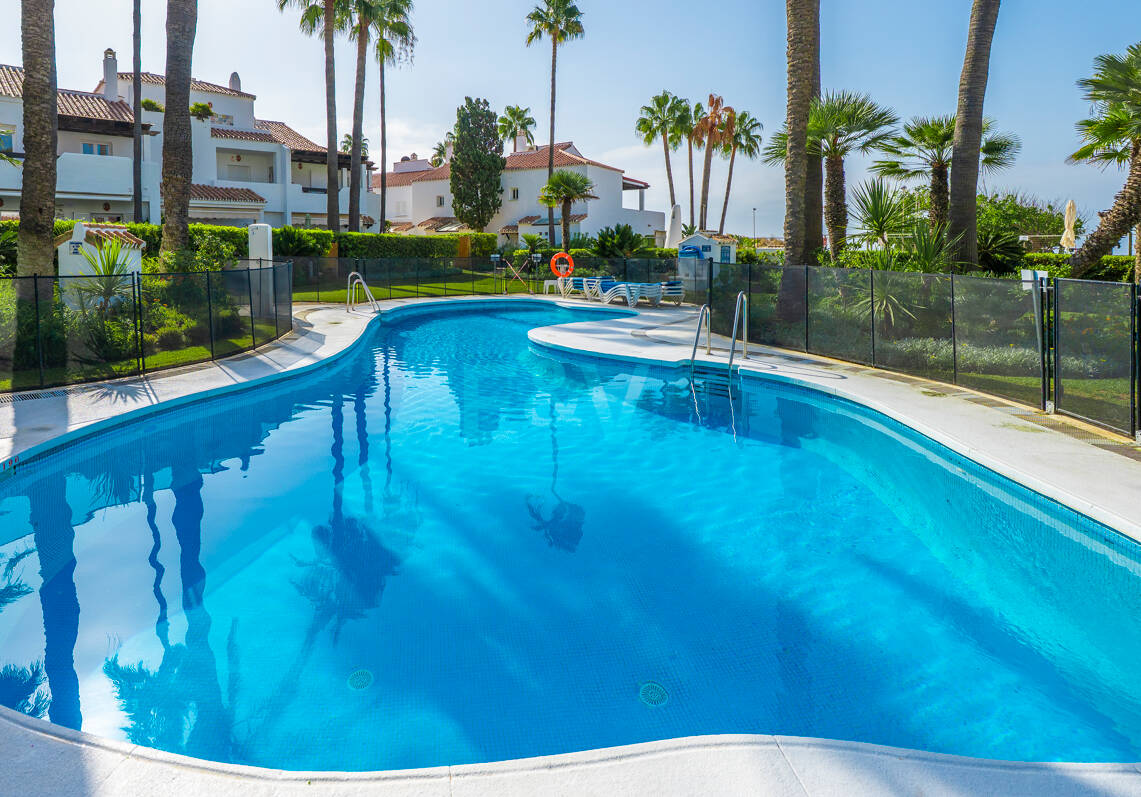 Piso en venta en la urbanización frente al mar Bahía de Marbella, Marbella Este
