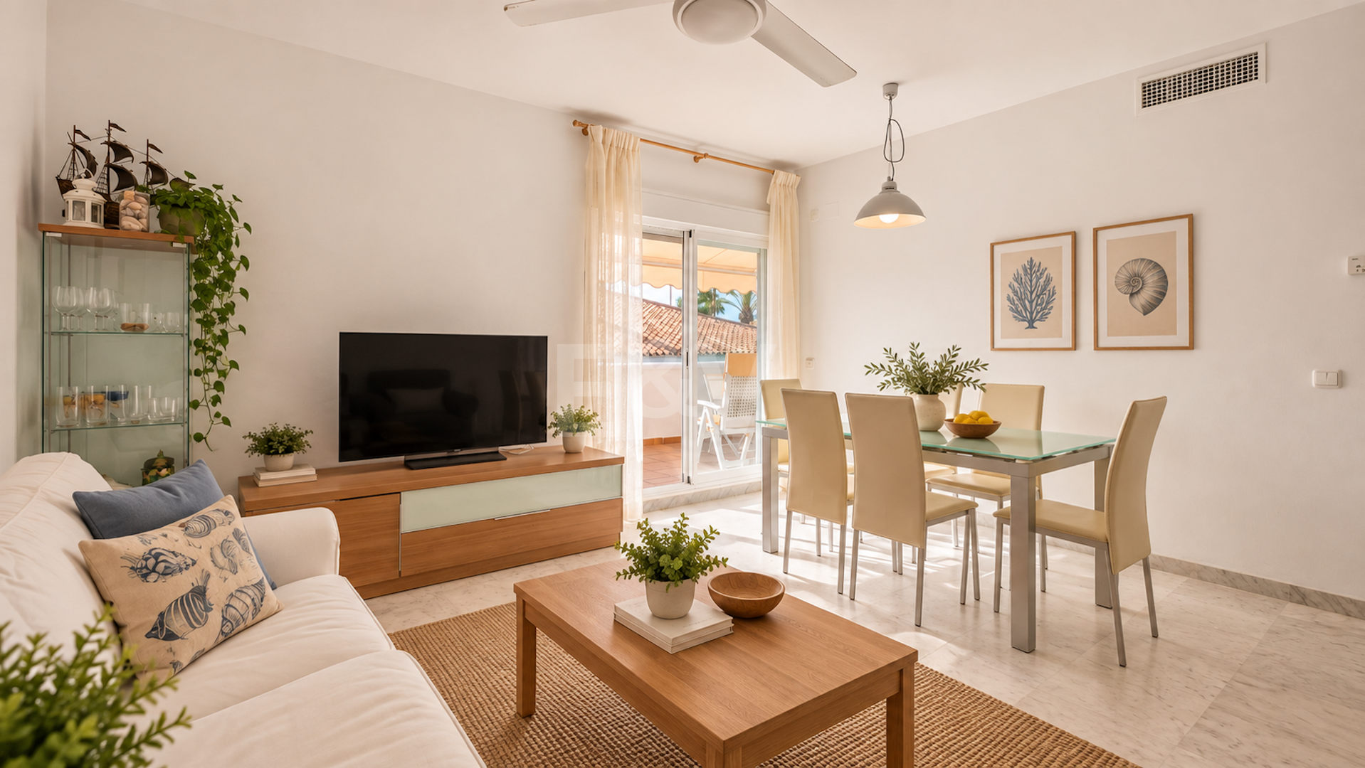 Piso en venta en la urbanización frente al mar Bahía de Marbella, Marbella Este
