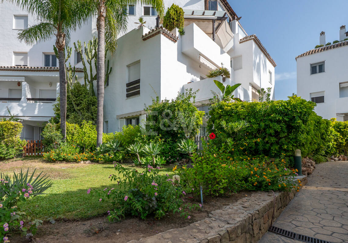 Piso en venta en la urbanización frente al mar Bahía de Marbella, Marbella Este