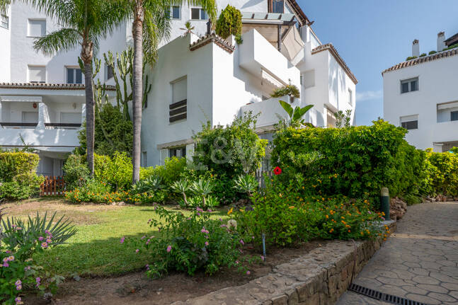 Piso en venta en la urbanización frente al mar Bahía de Marbella, Marbella Este