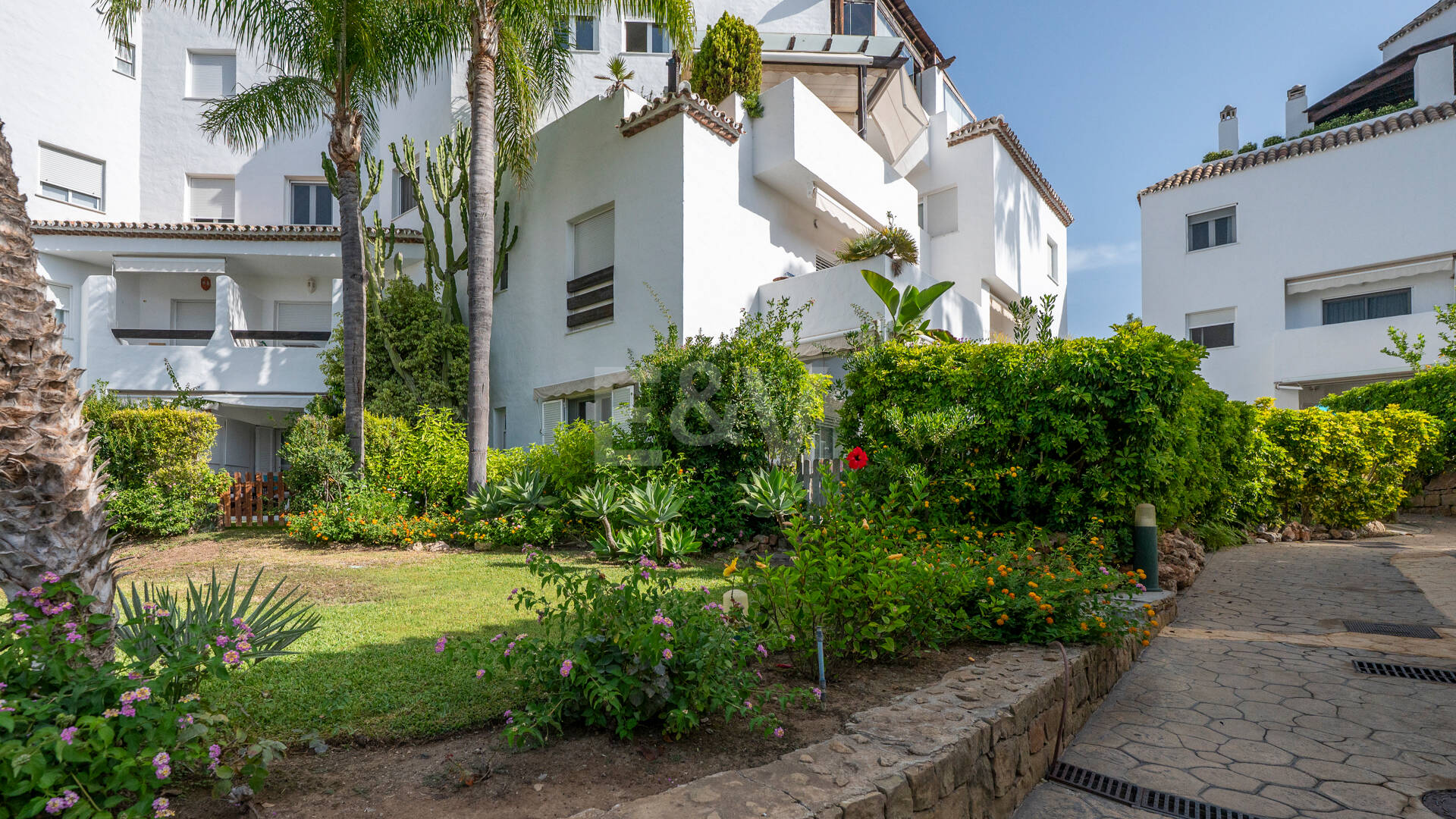 Piso en venta en la urbanización frente al mar Bahía de Marbella, Marbella Este