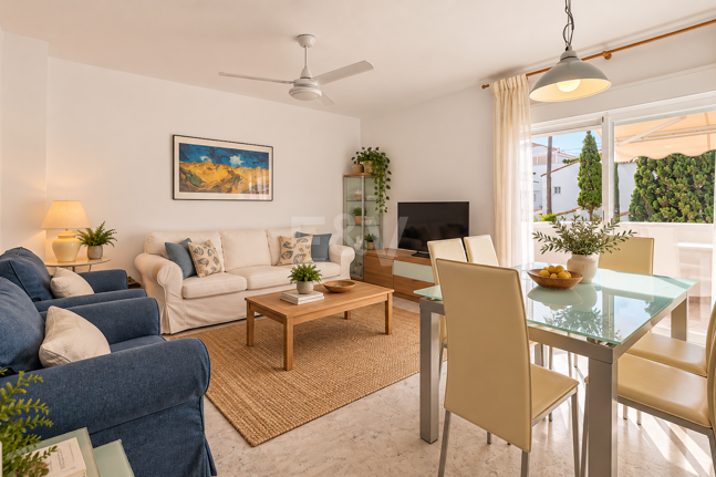Piso en venta en la urbanización frente al mar Bahía de Marbella, Marbella Este
