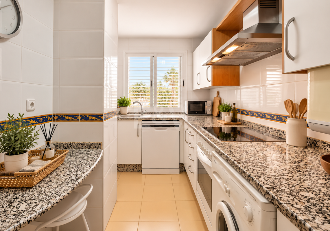 Piso en venta en la urbanización frente al mar Bahía de Marbella, Marbella Este