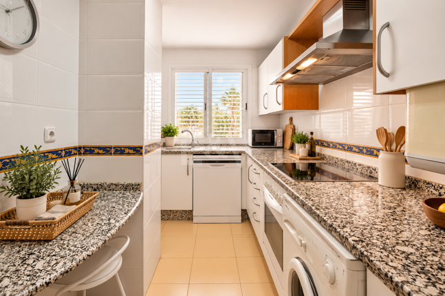 Piso en venta en la urbanización frente al mar Bahía de Marbella, Marbella Este