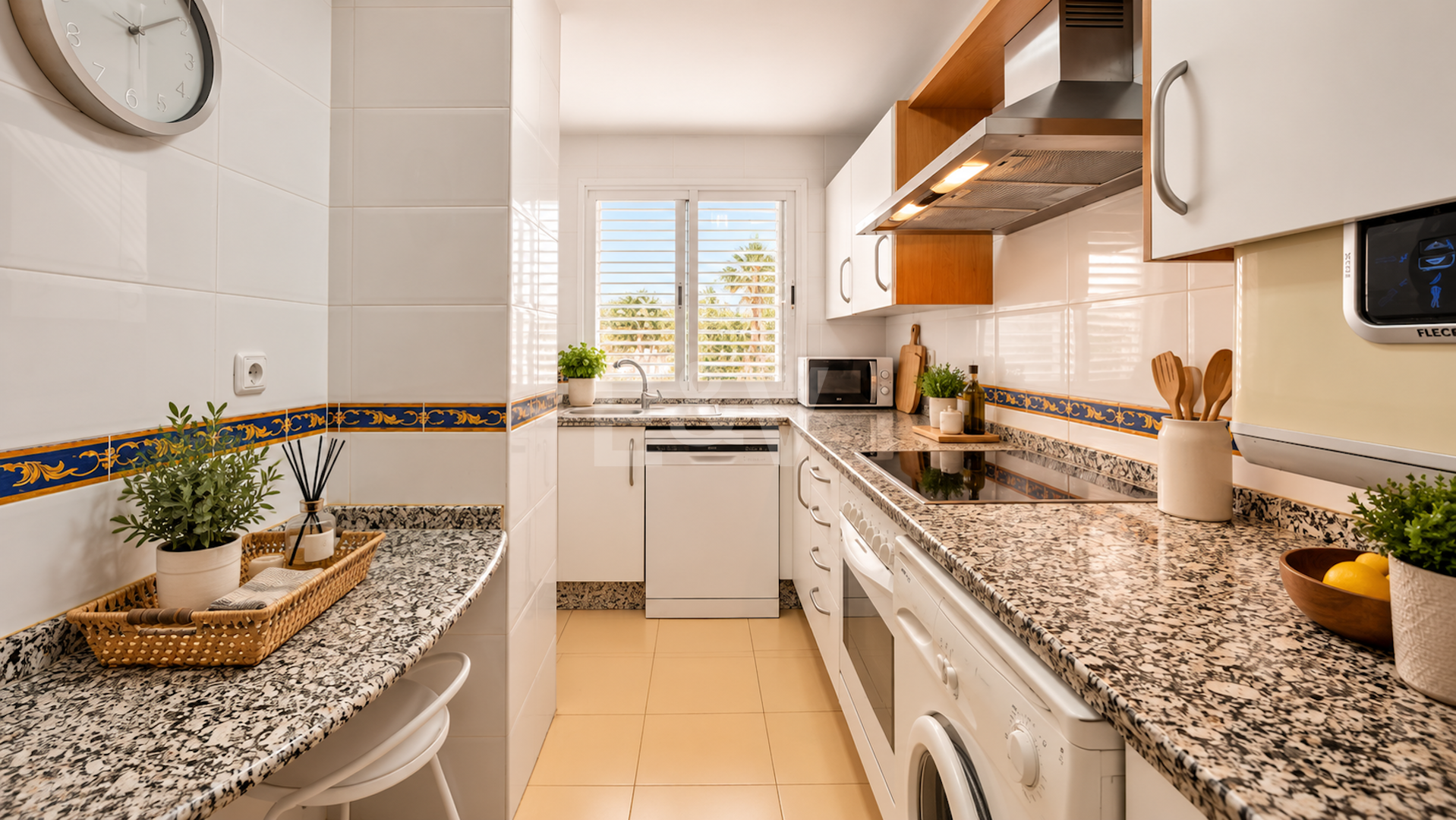 Piso en venta en la urbanización frente al mar Bahía de Marbella, Marbella Este