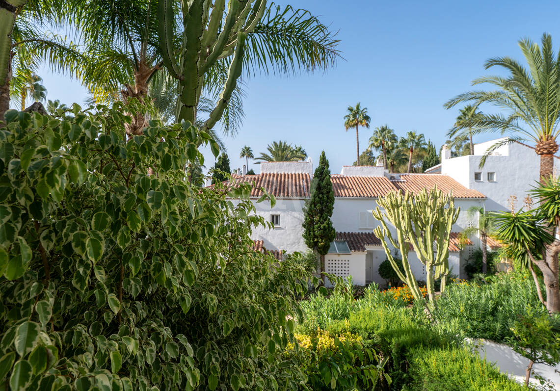 Piso en venta en la urbanización frente al mar Bahía de Marbella, Marbella Este