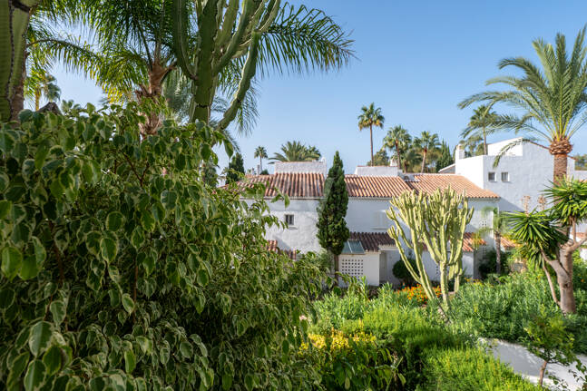 Piso en venta en la urbanización frente al mar Bahía de Marbella, Marbella Este