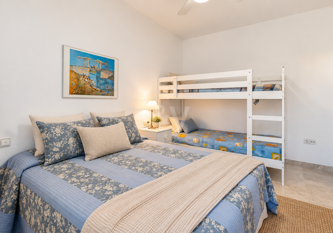Piso en venta en la urbanización frente al mar Bahía de Marbella, Marbella Este