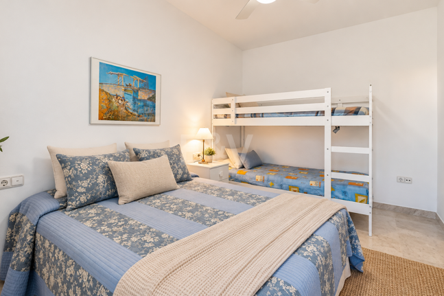 Piso en venta en la urbanización frente al mar Bahía de Marbella, Marbella Este