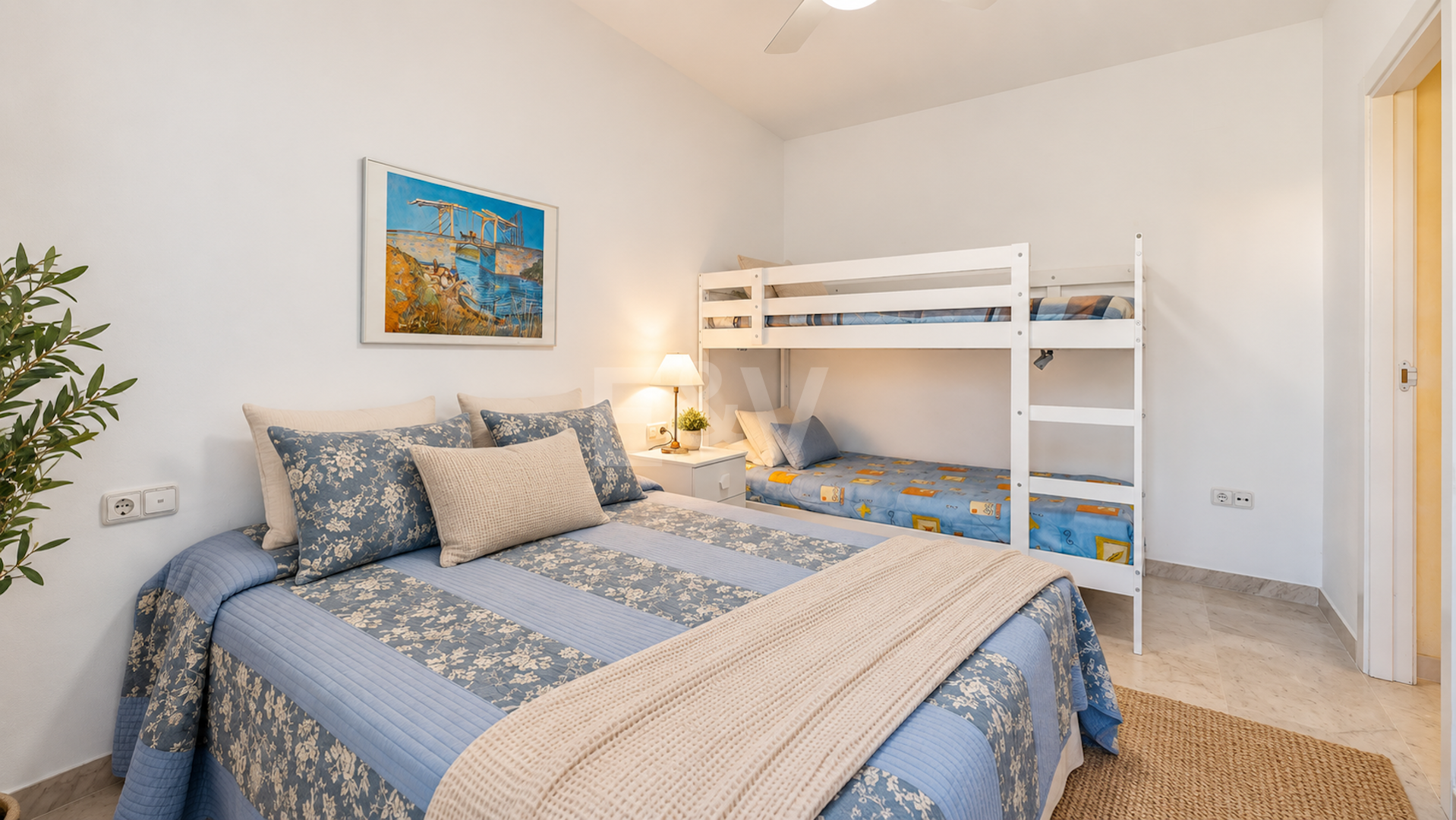 Piso en venta en la urbanización frente al mar Bahía de Marbella, Marbella Este