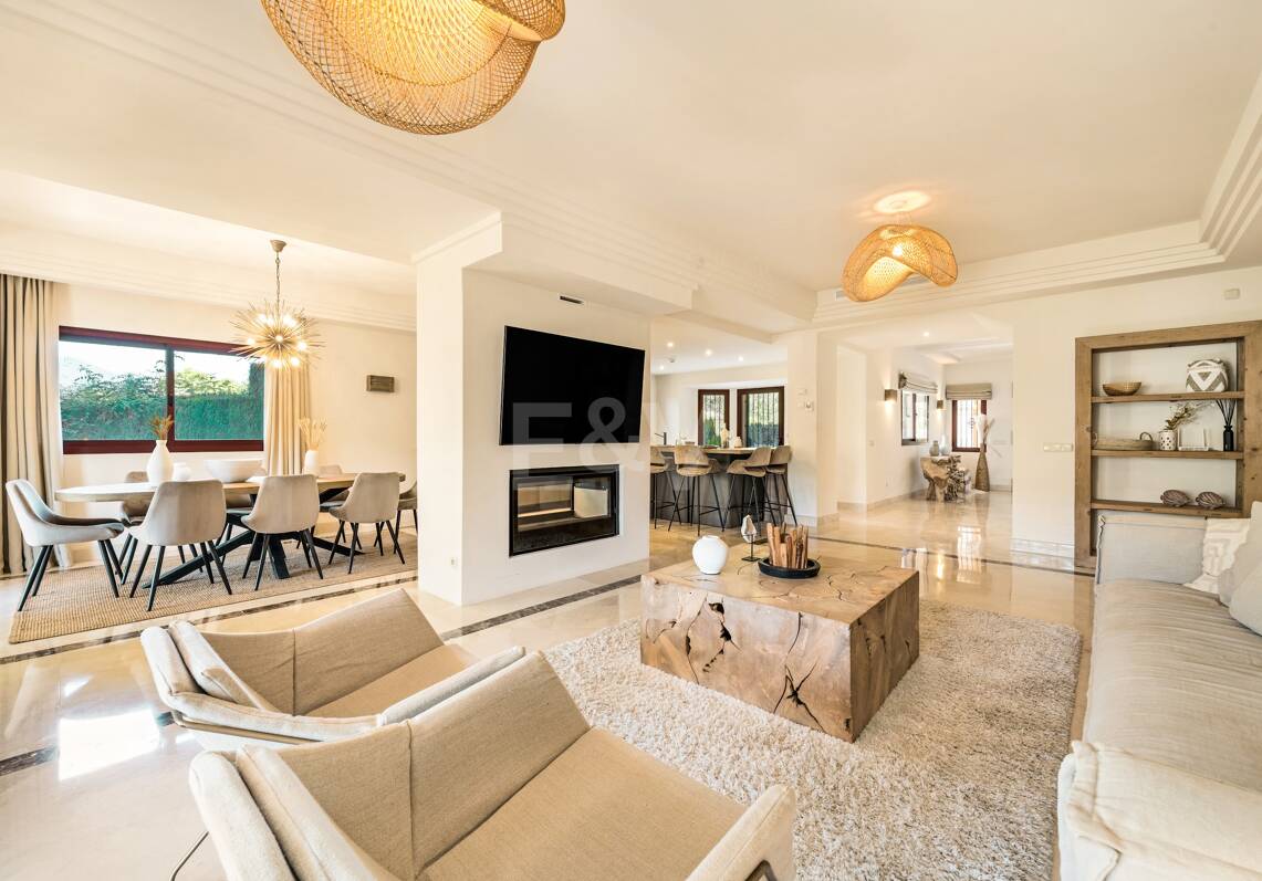 Elegant Semi-detached Villa i La Alzambra, nära Puerto Banus