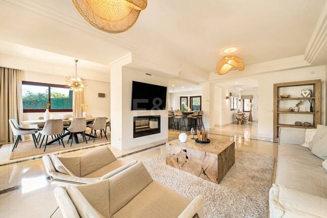 Elegant Semi-detached Villa i La Alzambra, nära Puerto Banus