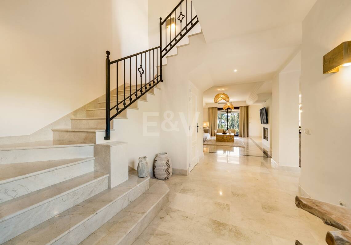 Elegant Semi-detached Villa i La Alzambra, nära Puerto Banus