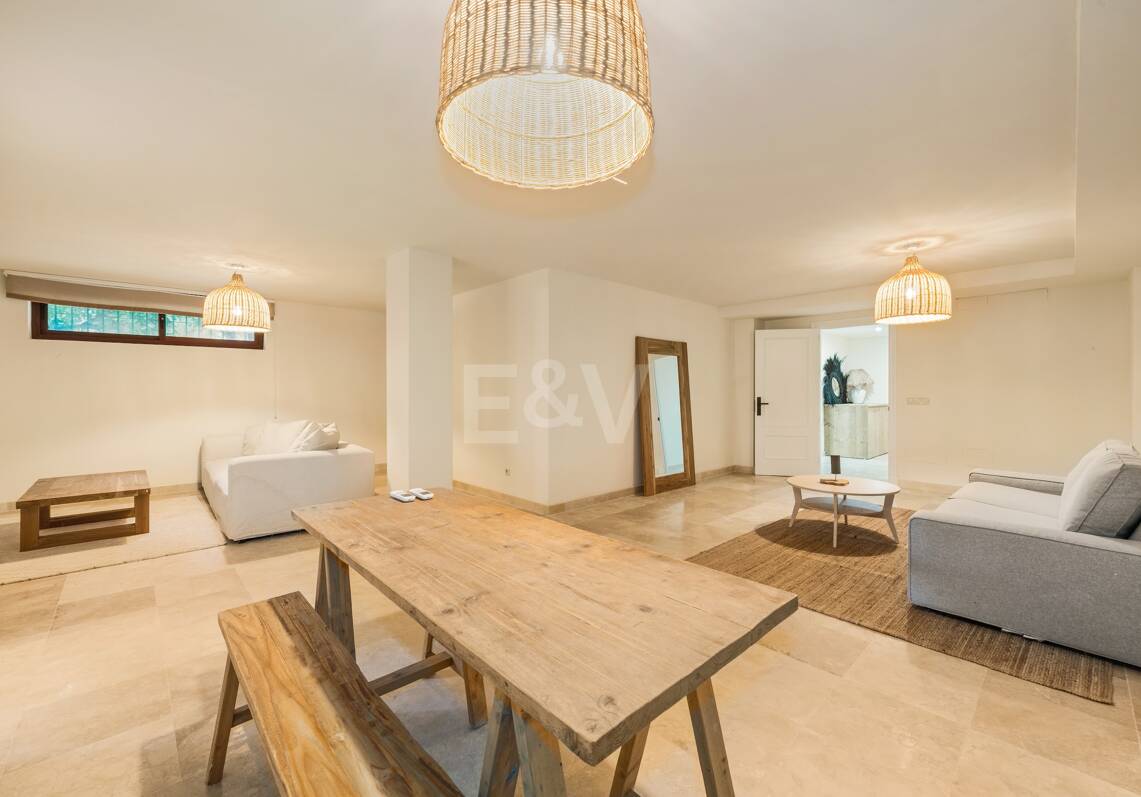Elegant Semi-detached Villa i La Alzambra, nära Puerto Banus