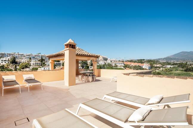Elegant Semi-detached Villa i La Alzambra, nära Puerto Banus