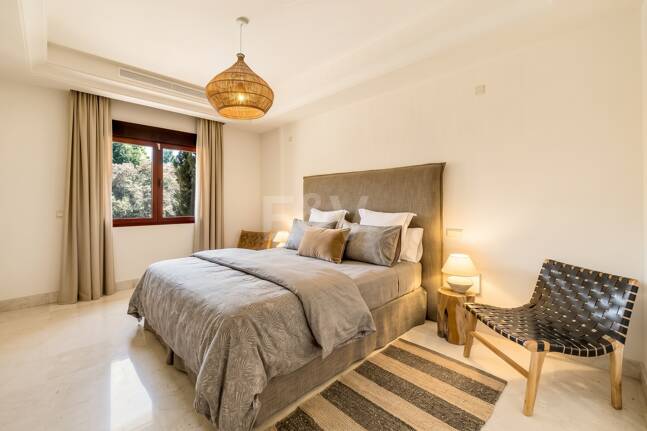 Elegant Semi-detached Villa i La Alzambra, nära Puerto Banus
