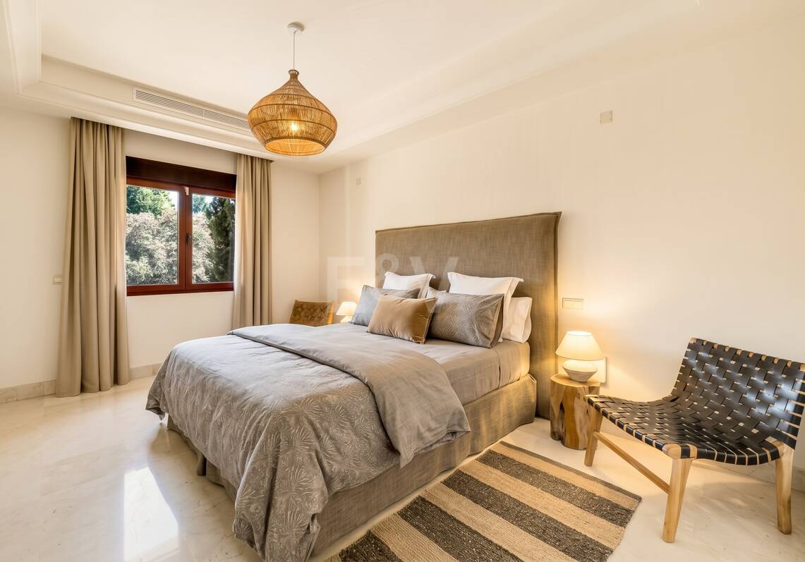 Elegant Semi-detached Villa i La Alzambra, nära Puerto Banus